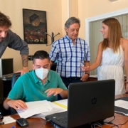 El programa de inserción laboral desarrollado por el Grupo de Entidades Sociales CECAP, a través de su fundación junto con la Fundación Soliss, continúa sumando apoyos por parte de pymes y empresas de la provincia de Toledo. Futurempleo sigue ofreciendo buenos resultados tras la incorporación de sus once participantes a la fase de Capacitación Laboral, una vez finalizado el itinerario formativo “Operador de Logística y Preparación de Pedidos” y “Asistencia Documental”. Gracias a este último, el participante Sergio Benito Laserna ha realizado su capacitación en el entorno normalizado de la gestoría familiar ASEM S.L. El director de la Fundación Soliss, César María Duro y el presidente del Grupo CECAP y de Fundación CIEES, Andrés Martínez Medina, han sido partícipes de la evolución de este participante en su puesto de trabajo real, así como de los nuevos conocimientos adquiridos que le ayudarán a seguir avanzando en su capacitación personal y laboral. Ambos han estado acompañados de Beatriz Aranda y Alejandro Aranda, asesores laborales de ASEM S.L. que en todo momento han apoyado este proyecto y por el que se sienten “orgullosos” al conseguir “una integración real” en su puesto de trabajo. “Gracias a esta acción, subrayaban, “estamos creciendo como equipo”. El director de Fundación Soliss ha hecho hincapié en la importancia de que empresas como ASEM canalicen la entrada de personas en riesgo de exclusión laboral por razones de discapacidad ya que “si estudian y no tienen este apoyo se quedan a medias. Estamos muy contentos y agradecidos por la realización de estas iniciativas, que financiamos con el único fin de potenciar vuestra inclusión laboral y que podáis conseguir, por lo tanto, el trabajo y la independencia que deseáis”. Pero además de capacitación laboral para el participante, el presidente del Grupo CECAP ha resaltado que con la incorporación de estos alumnos se generan “otros valores” como “la mejora en el clima organizacional y protocolario”. “Hay que tener en cuenta que aportan mucho más a los compañeros y los profesionales con los que trabajan a diario”. Futurempleo es un proyecto de colaboración entre Fundación CIEES y Fundación SOLISS, con el que se potencia formación e inclusión laboral de personas en situación de vulnerabilidad por razones de discapacidad, en entornos normalizados de trabajo, así como se facilita el emprendimiento de este colectivo. Las evidentes dificultades de inserción laboral de personas con discapacidad hacen necesaria la creación de itinerarios formativos adaptados a sus características. Gracias a la metodología de la Escuela de Desarrollo e Innovación Social EDIS, con un itinerario formativo teórico-práctico, el alumnado asimila los conocimientos necesarios para incorporarse al mercado de trabajo sin ninguna dificultad