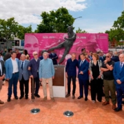 La escultura “Iniesta Eterno” ya luce en Albacete gracias a la Fundacion Soliss