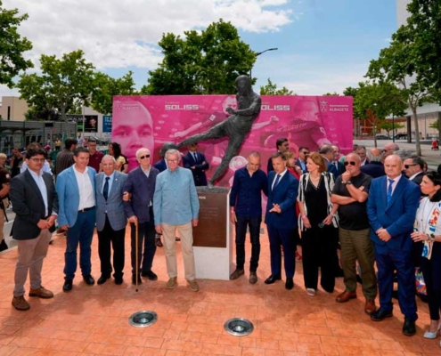 La escultura “Iniesta Eterno” ya luce en Albacete gracias a la Fundacion Soliss